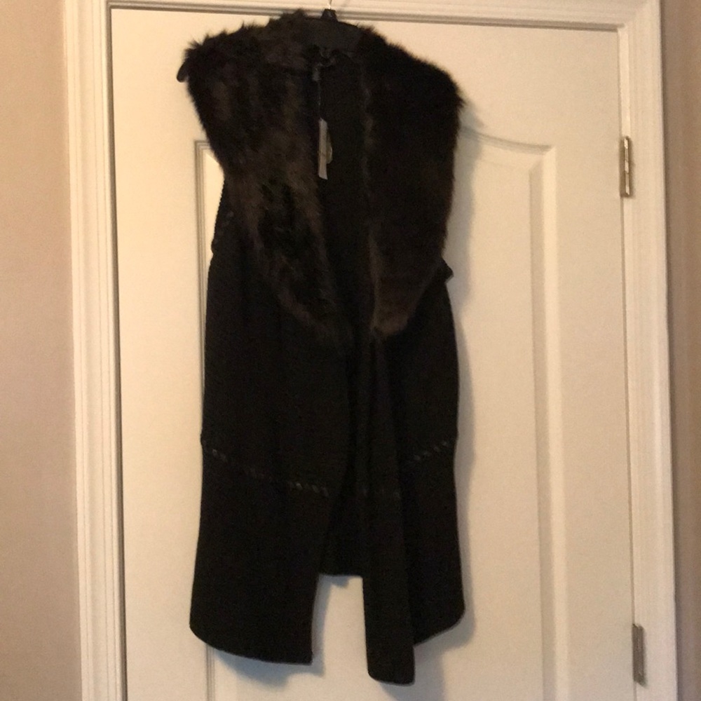 Sweater vest with removable faux fur collar